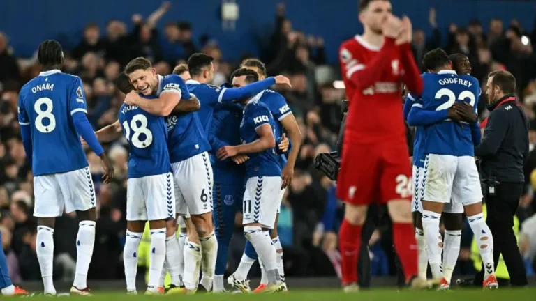 Everton apply final blow to Liverpool title challenge